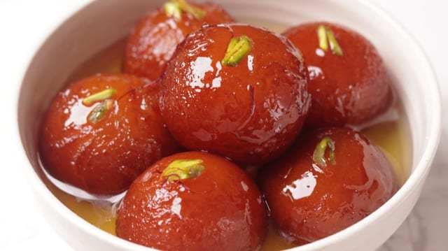 GULABI ANKHE